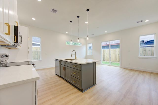 4029 Knoxville Street B, Houston, TX 77051