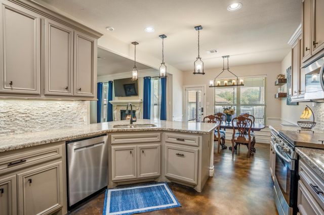 90 Victoria Drive W, Montgomery, TX 77356