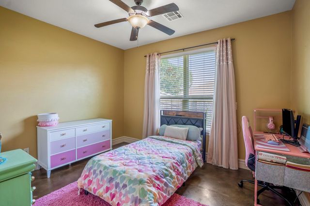 90 Victoria Drive W, Montgomery, TX 77356