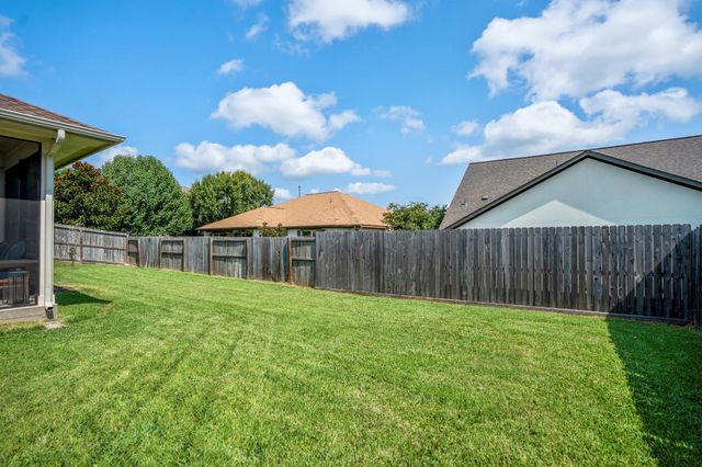 90 Victoria Drive W, Montgomery, TX 77356