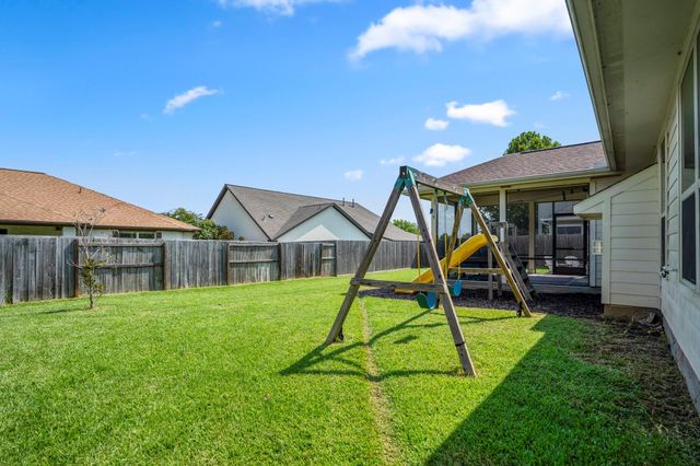 90 Victoria Drive W, Montgomery, TX 77356