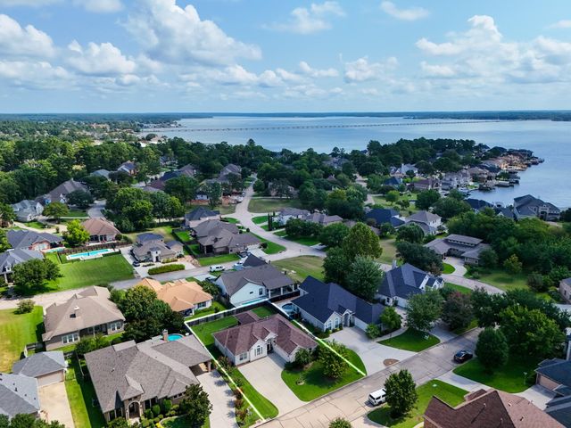 90 Victoria Drive W, Montgomery, TX 77356