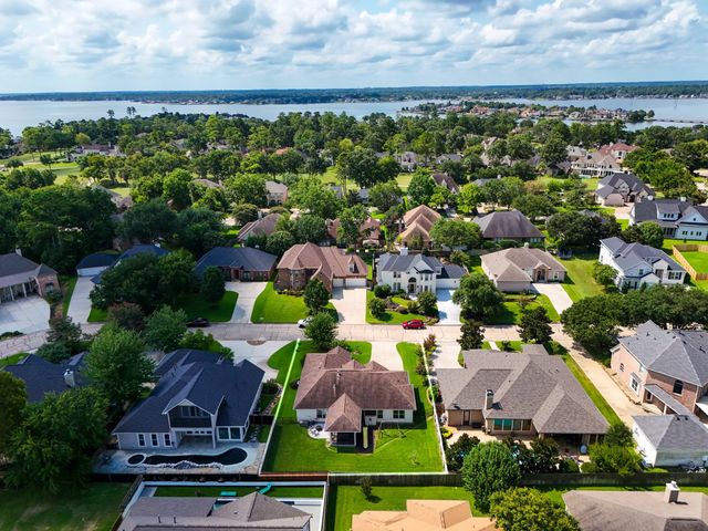 90 Victoria Drive W, Montgomery, TX 77356