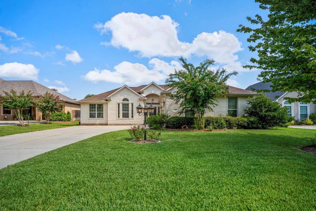 90 Victoria Drive W, Montgomery, TX 77356