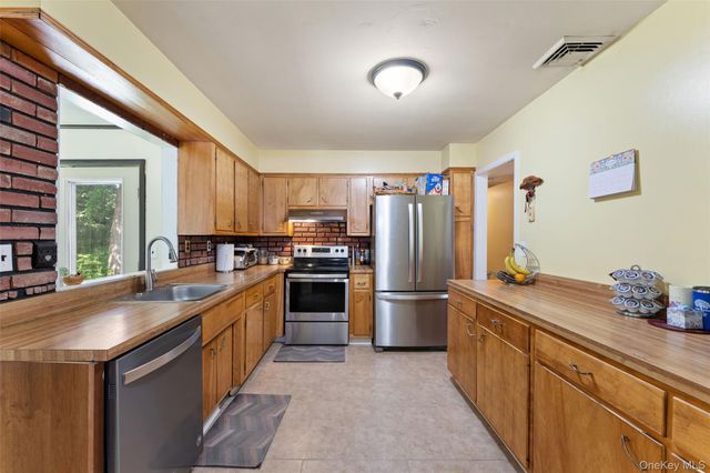 182 Geymer Drive, Mahopac, NY 10541