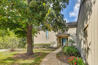 220 Thornhill Court D, Lake Barrington, IL 60010