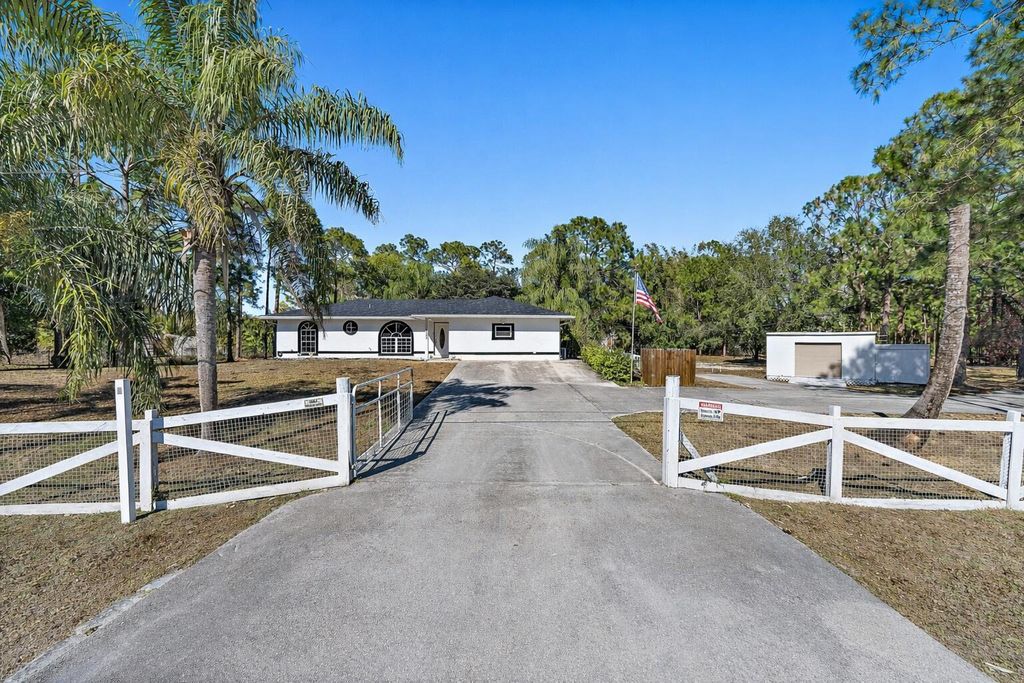 18389 N 41st Road N, Loxahatchee, FL 33470