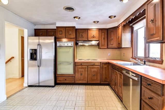 14 Travis Drive, Framingham, MA 01702