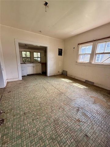 999 Robbins Circle, Lexington, NC 27292
