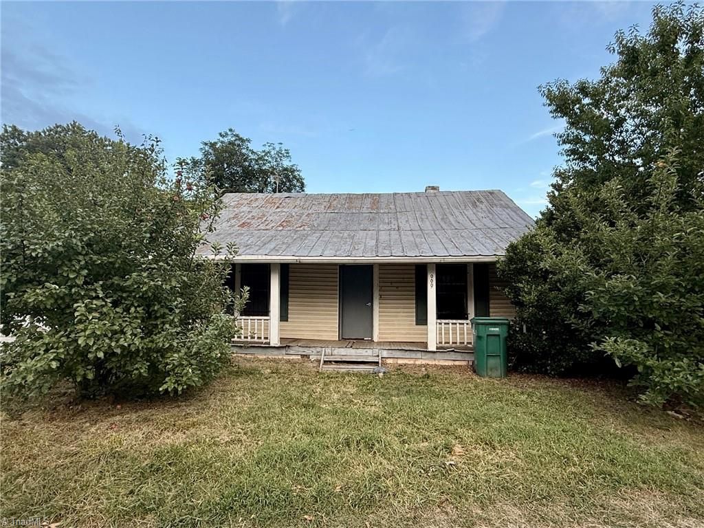999 Robbins Circle, Lexington, NC 27292