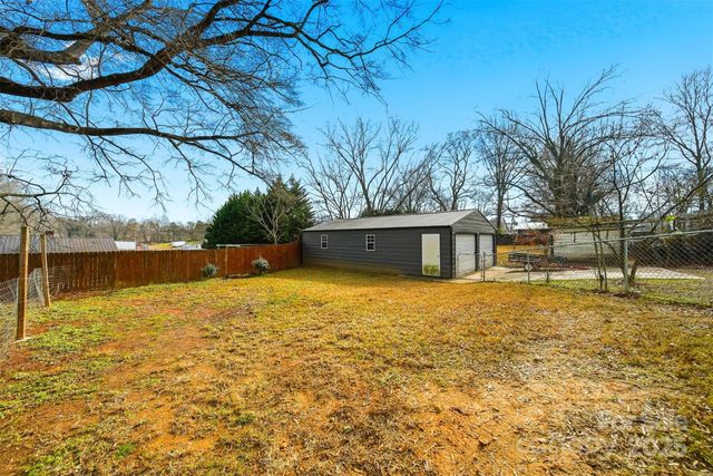 74 7th Street NW, Taylorsville, NC 28681