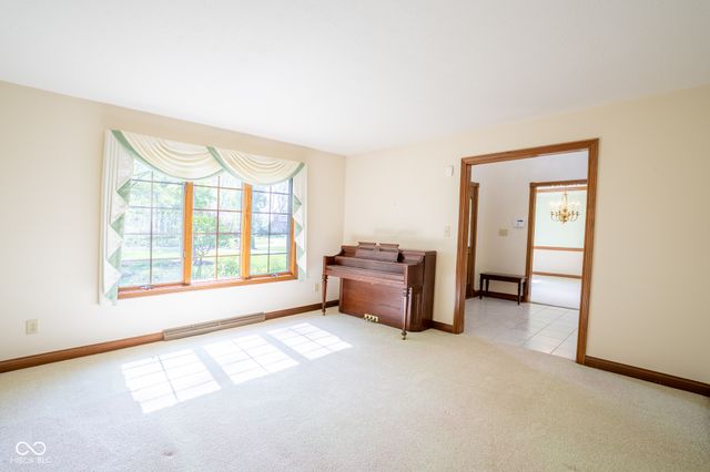 1112 N Dogwood Way, Greenfield, IN 46140