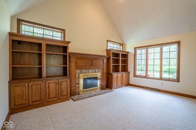 1112 N Dogwood Way, Greenfield, IN 46140