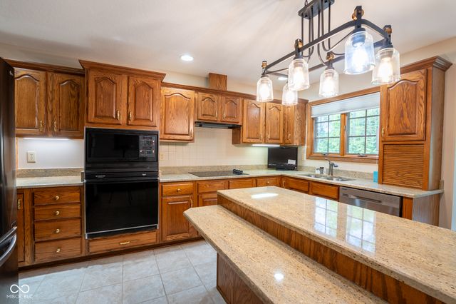 1112 N Dogwood Way, Greenfield, IN 46140