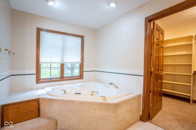 1112 N Dogwood Way, Greenfield, IN 46140