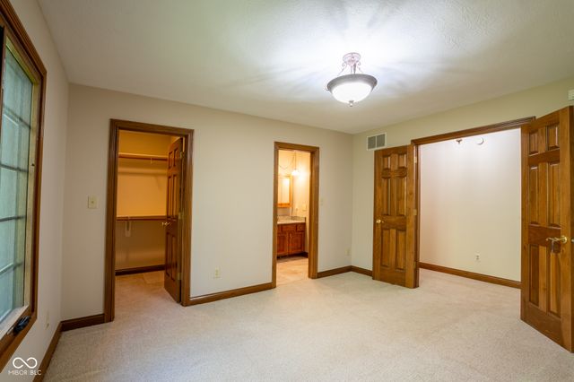 1112 N Dogwood Way, Greenfield, IN 46140
