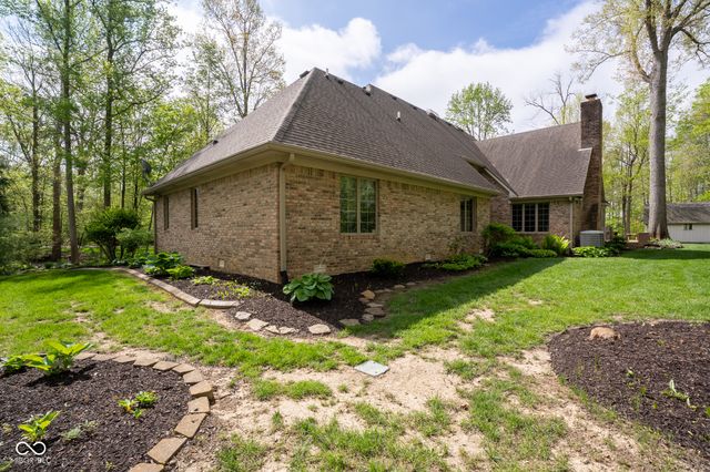 1112 N Dogwood Way, Greenfield, IN 46140