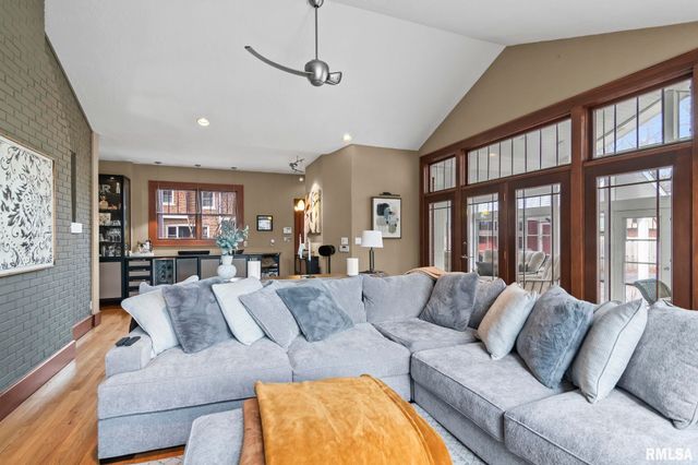 1037 WOODLAND Avenue, Springfield, IL 62704