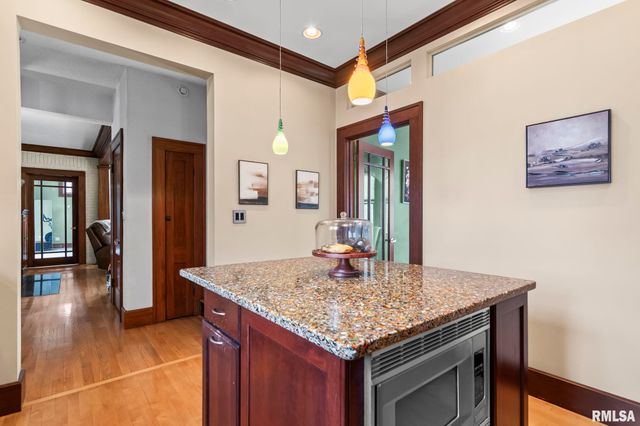 1037 WOODLAND Avenue, Springfield, IL 62704