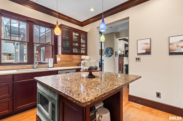 1037 WOODLAND Avenue, Springfield, IL 62704