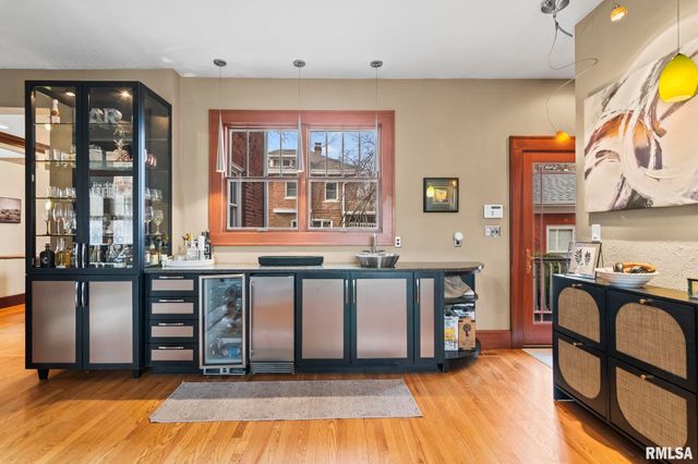 1037 WOODLAND Avenue, Springfield, IL 62704