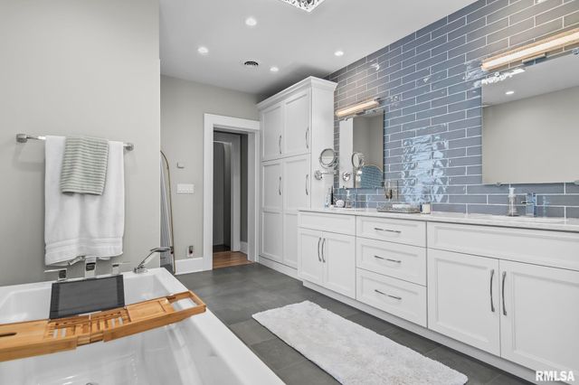 1037 WOODLAND Avenue, Springfield, IL 62704