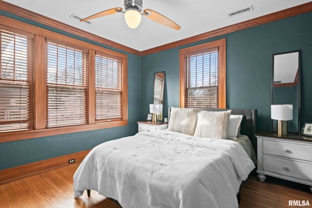 1037 WOODLAND Avenue, Springfield, IL 62704