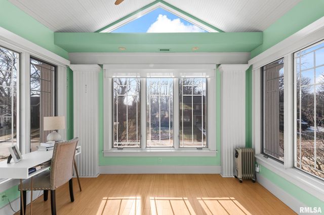 1037 WOODLAND Avenue, Springfield, IL 62704