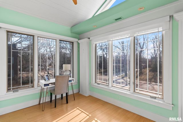 1037 WOODLAND Avenue, Springfield, IL 62704