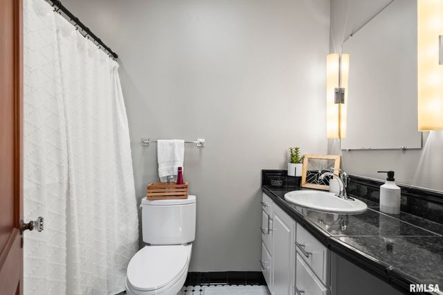 1037 WOODLAND Avenue, Springfield, IL 62704