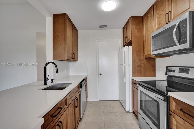 815 W Boynton Beach Boulevard 7-204, Boynton Beach, FL 33426