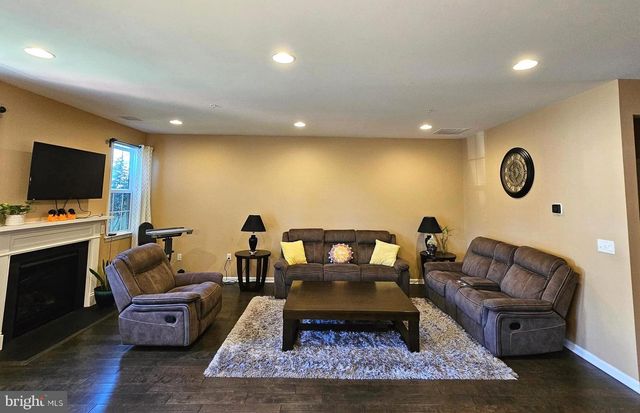 3 CANNON DR, Pennington, NJ 08534