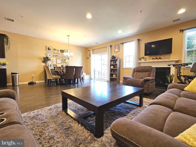 3 CANNON DR, Pennington, NJ 08534