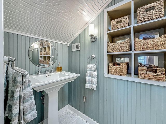 231 15TH AVENUE NE, St Petersburg, FL 33704