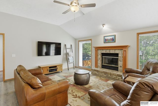 2137 Cobblestone Road, Papillion, NE 68133