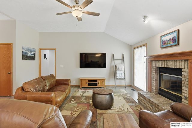 2137 Cobblestone Road, Papillion, NE 68133