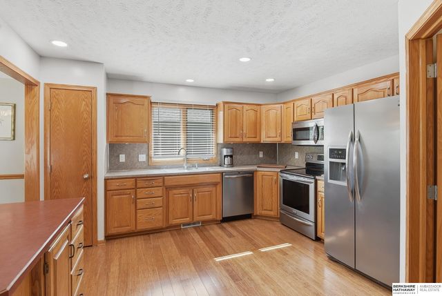 2137 Cobblestone Road, Papillion, NE 68133