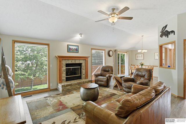 2137 Cobblestone Road, Papillion, NE 68133