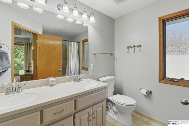 2137 Cobblestone Road, Papillion, NE 68133