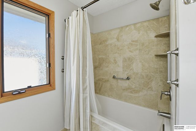 2137 Cobblestone Road, Papillion, NE 68133