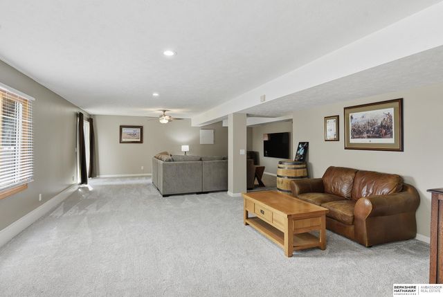 2137 Cobblestone Road, Papillion, NE 68133