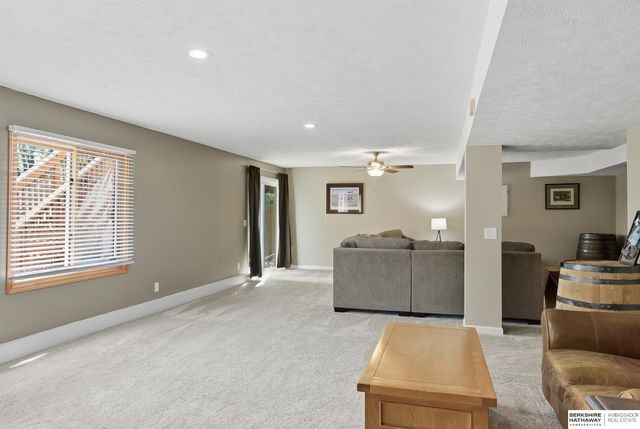 2137 Cobblestone Road, Papillion, NE 68133