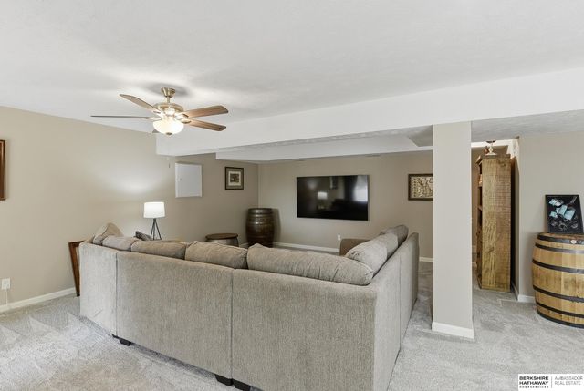2137 Cobblestone Road, Papillion, NE 68133