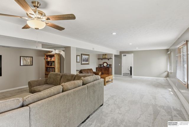 2137 Cobblestone Road, Papillion, NE 68133