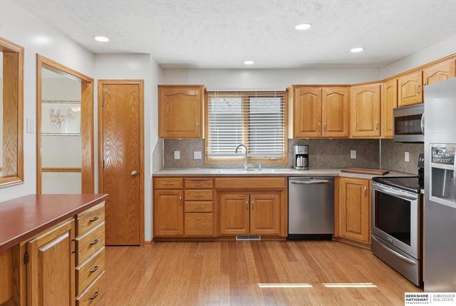 2137 Cobblestone Road, Papillion, NE 68133