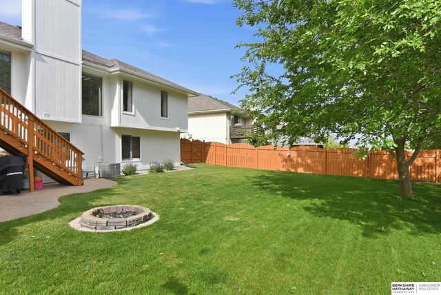 2137 Cobblestone Road, Papillion, NE 68133