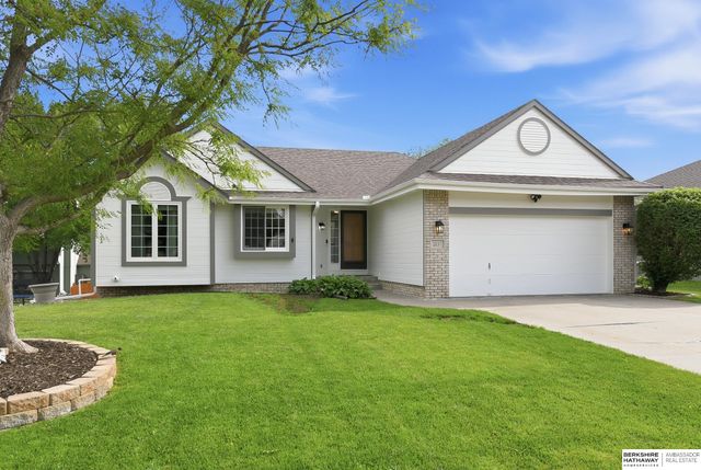 2137 Cobblestone Road, Papillion, NE 68133