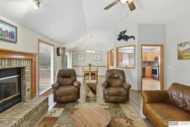 2137 Cobblestone Road, Papillion, NE 68133