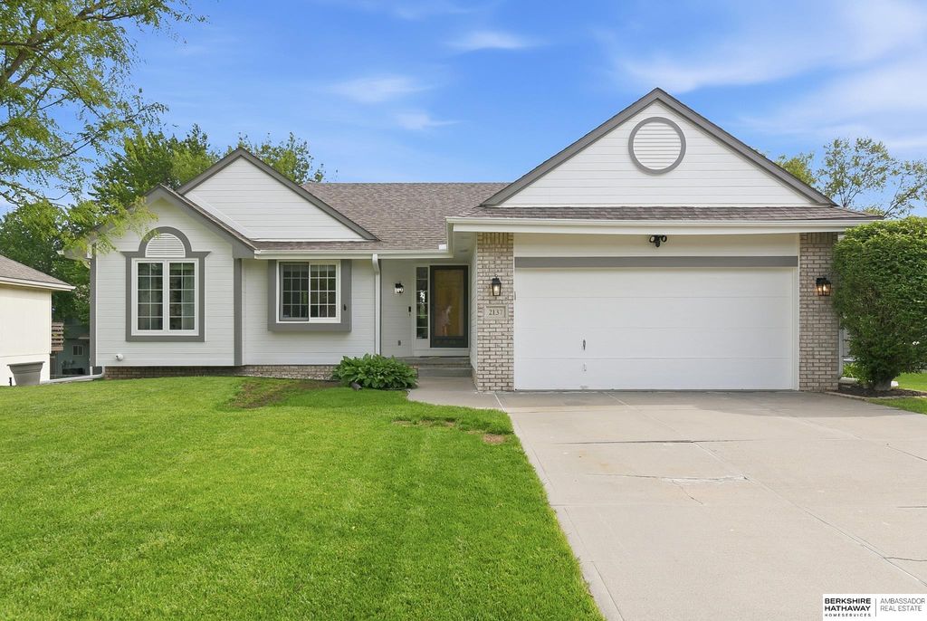 2137 Cobblestone Road, Papillion, NE 68133