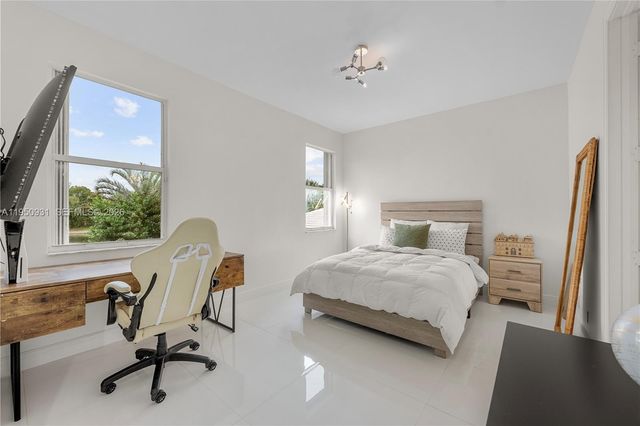 6006 Pinewood Avenue, Parkland, FL 33067